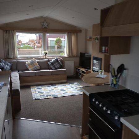 D24 Is A 2 Bedroom 6 Berth Caravan Close To The Beach On Whitehouse Leisure Park In Towyn Near Rhyl With Decking And Private Parking Space This Is A Pet Free Caravan Абергеле Экстерьер фото