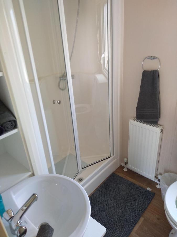 D24 Is A 2 Bedroom 6 Berth Caravan Close To The Beach On Whitehouse Leisure Park In Towyn Near Rhyl With Decking And Private Parking Space This Is A Pet Free Caravan Абергеле Экстерьер фото
