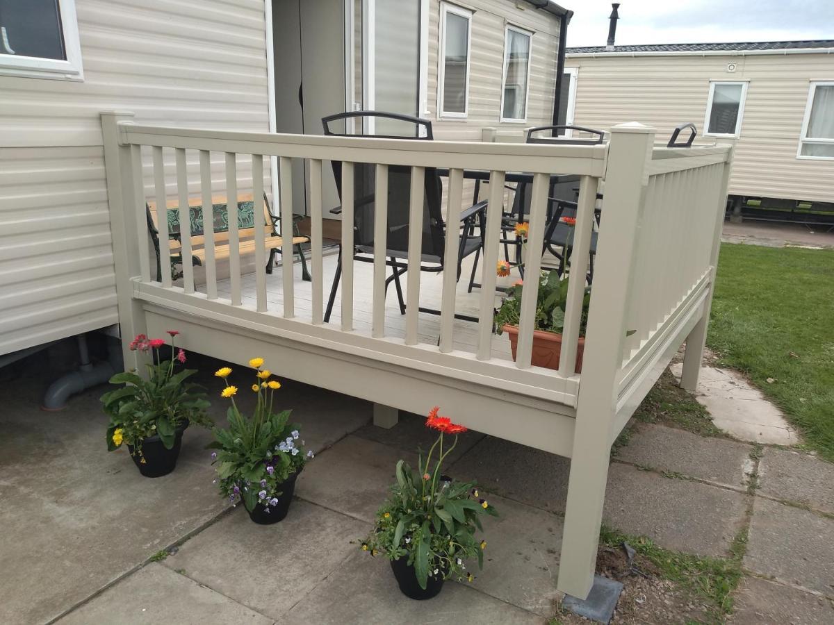 D24 Is A 2 Bedroom 6 Berth Caravan Close To The Beach On Whitehouse Leisure Park In Towyn Near Rhyl With Decking And Private Parking Space This Is A Pet Free Caravan Абергеле Экстерьер фото