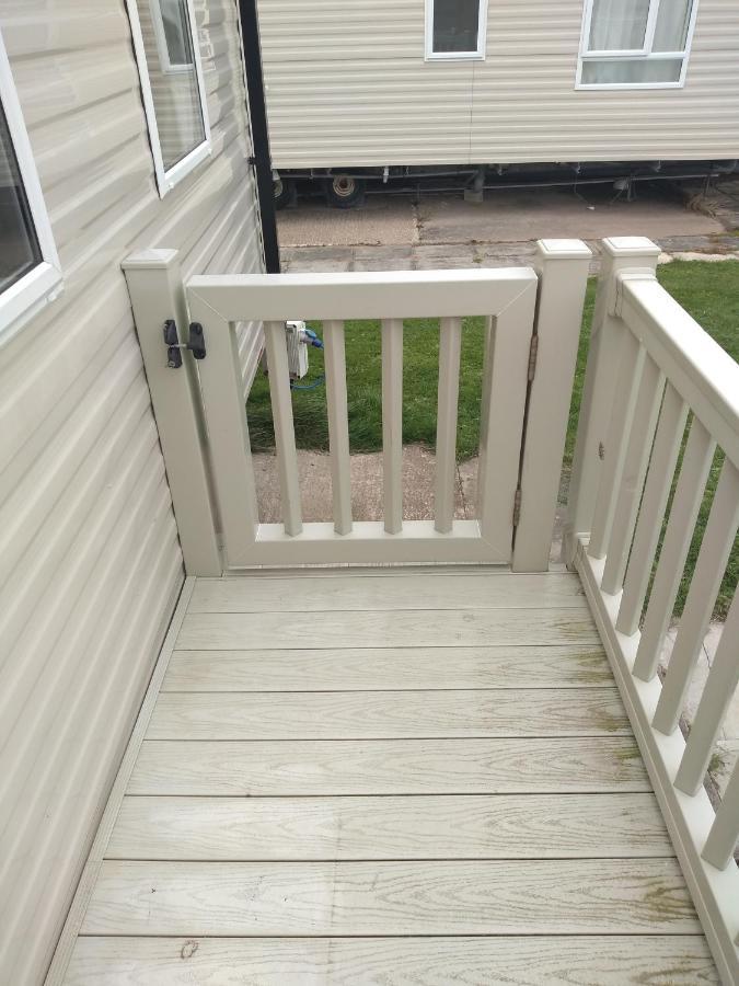 D24 Is A 2 Bedroom 6 Berth Caravan Close To The Beach On Whitehouse Leisure Park In Towyn Near Rhyl With Decking And Private Parking Space This Is A Pet Free Caravan Абергеле Экстерьер фото