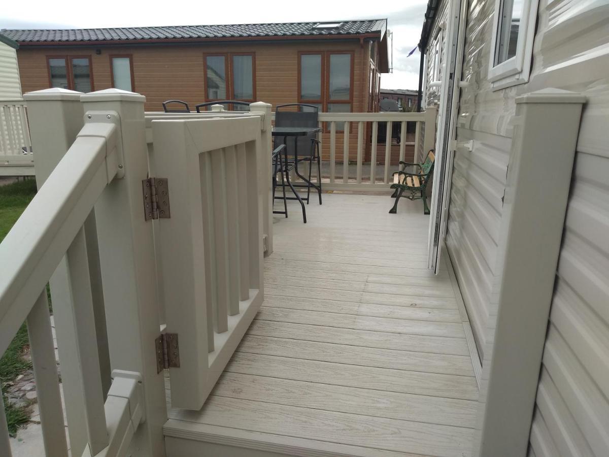 D24 Is A 2 Bedroom 6 Berth Caravan Close To The Beach On Whitehouse Leisure Park In Towyn Near Rhyl With Decking And Private Parking Space This Is A Pet Free Caravan Абергеле Экстерьер фото
