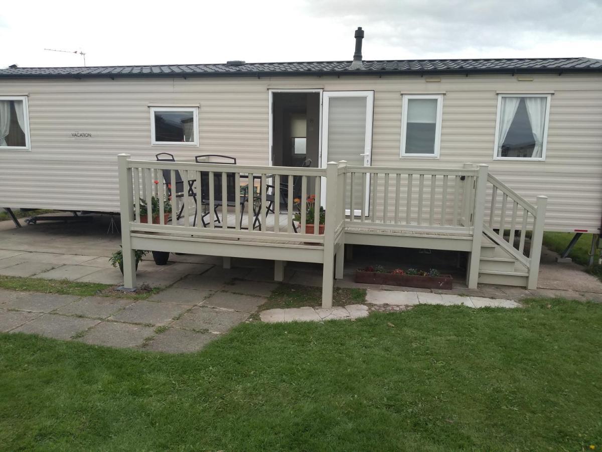 D24 Is A 2 Bedroom 6 Berth Caravan Close To The Beach On Whitehouse Leisure Park In Towyn Near Rhyl With Decking And Private Parking Space This Is A Pet Free Caravan Абергеле Экстерьер фото