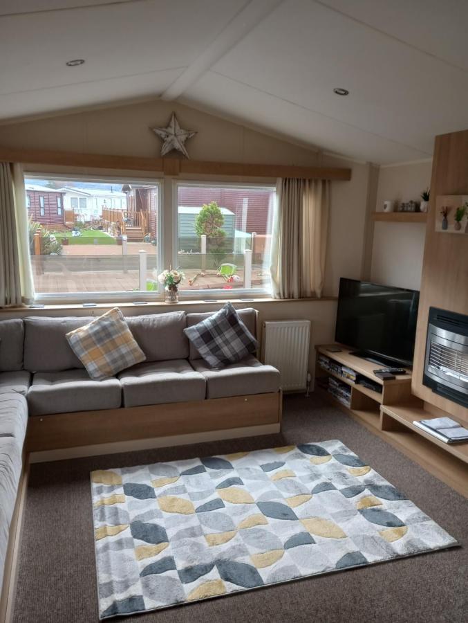 D24 Is A 2 Bedroom 6 Berth Caravan Close To The Beach On Whitehouse Leisure Park In Towyn Near Rhyl With Decking And Private Parking Space This Is A Pet Free Caravan Абергеле Экстерьер фото
