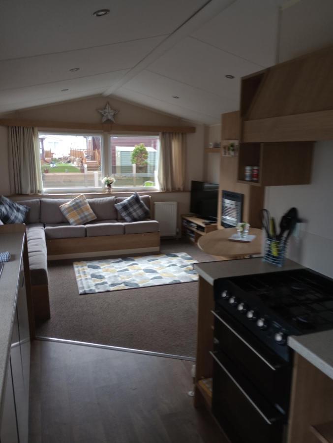 D24 Is A 2 Bedroom 6 Berth Caravan Close To The Beach On Whitehouse Leisure Park In Towyn Near Rhyl With Decking And Private Parking Space This Is A Pet Free Caravan Абергеле Экстерьер фото