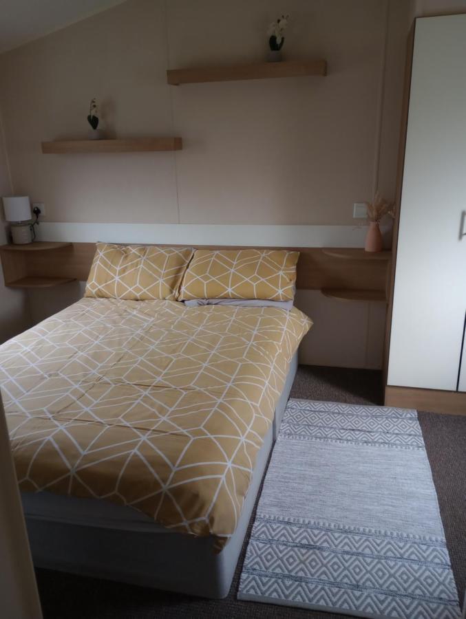 D24 Is A 2 Bedroom 6 Berth Caravan Close To The Beach On Whitehouse Leisure Park In Towyn Near Rhyl With Decking And Private Parking Space This Is A Pet Free Caravan Абергеле Экстерьер фото