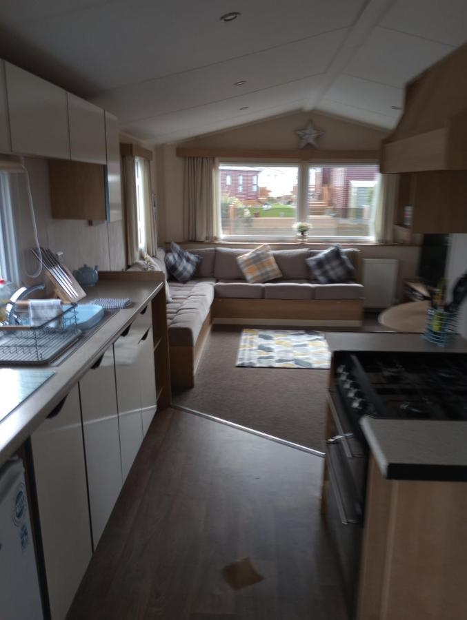D24 Is A 2 Bedroom 6 Berth Caravan Close To The Beach On Whitehouse Leisure Park In Towyn Near Rhyl With Decking And Private Parking Space This Is A Pet Free Caravan Абергеле Экстерьер фото