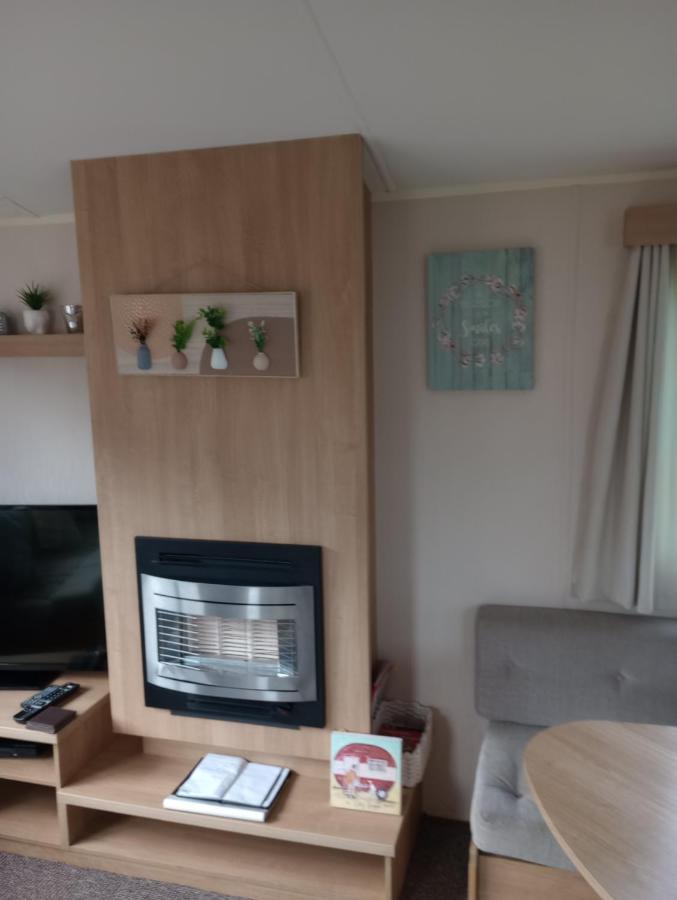 D24 Is A 2 Bedroom 6 Berth Caravan Close To The Beach On Whitehouse Leisure Park In Towyn Near Rhyl With Decking And Private Parking Space This Is A Pet Free Caravan Абергеле Экстерьер фото